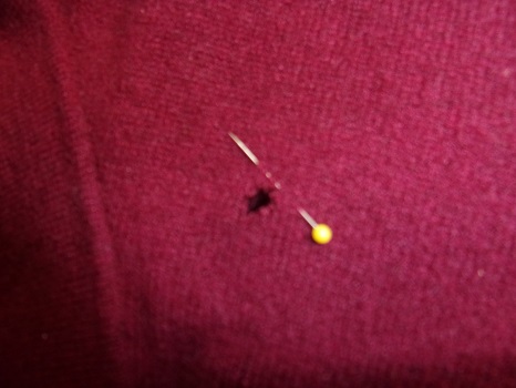 Pullover aus weinroter Kaschmirwolle mit Loch