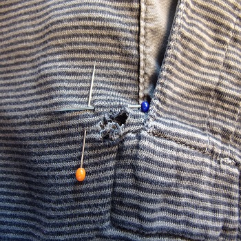 T-Shirt grau-gestreift mit Loch