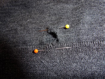 T-Shirt grau mit Loch