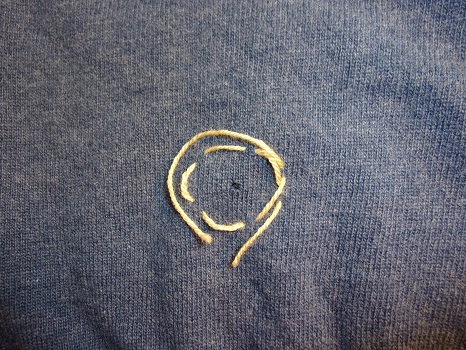 graublauer Pullover aus Schurwolle mit Loch