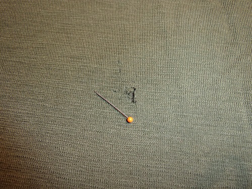 gruenes T-Shirt mit Loechern