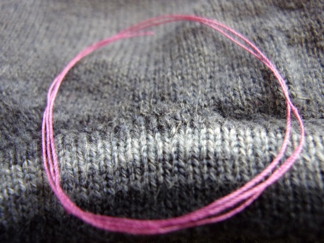 Pullover grau Loch Kragen-nachher