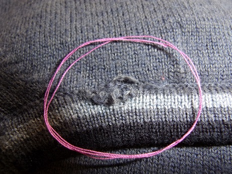 Pullover grau Loch Kragen