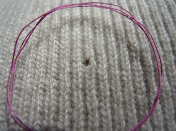 Strickjacke beige-mit-Loch