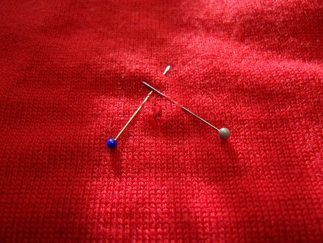 roter Pullunder mit Loch