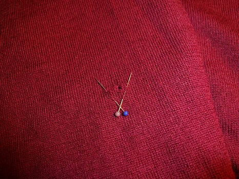 weinroter Pullover mit Mottenloch